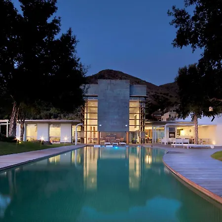 Luxury 5 Bedroom Villa *