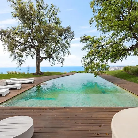 Luxury 5 Bedroom Villa *