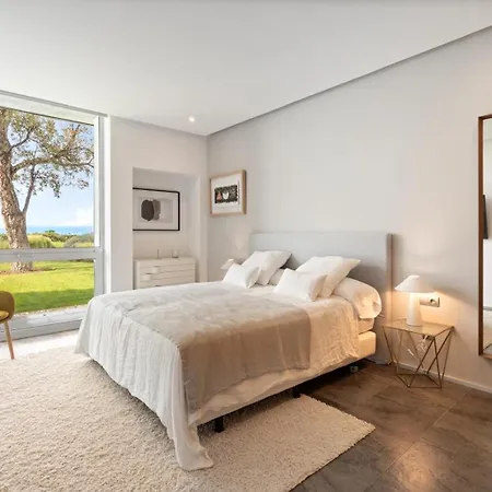 Luxury 5 Bedroom Villa *